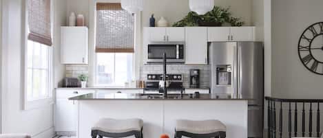 Réfrigérateur, micro-ondes, four, plaque de cuisson