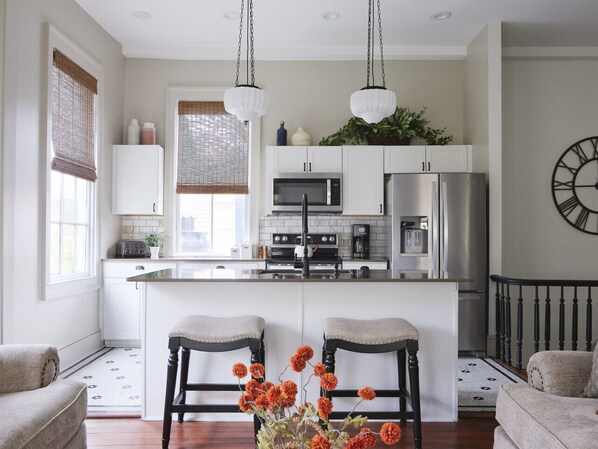 Réfrigérateur, micro-ondes, four, plaque de cuisson