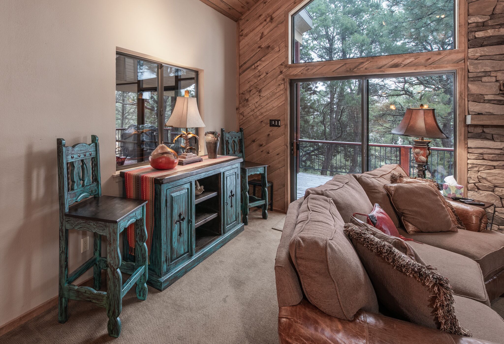 TV connectée, cheminée, livres