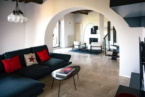 Smart TV, fireplace, video games, DVD player