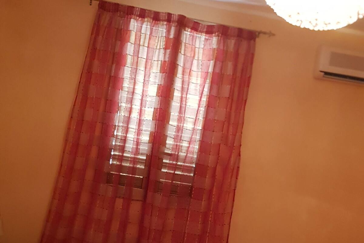 Chambre Triple, salle de bains privée | Ameublement personnalisé, bureau