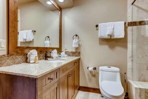 シャワー付き浴槽、ヘアドライヤー、タオル