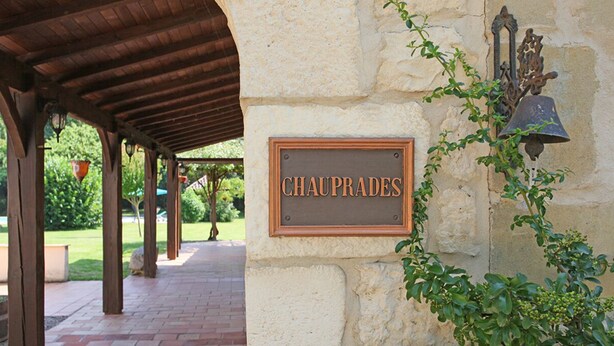 A stone wall with a sign reading "CHAUPRADES" and a bell mounted on it. - Character cottage, large garden and swimming pool, tranquility guaranteed (Sérignac-Péboudou)