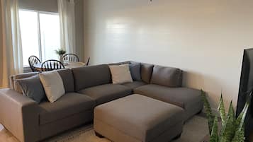 Smart-tv, dvd-afspiller, bordtennisbord