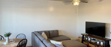 Smart-TV, DVD-Player, Tischtennisplatte