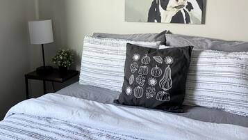 3 bedrooms, desk, iron/ironing board, free WiFi
