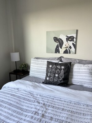 3 bedrooms, desk, iron/ironing board, free WiFi