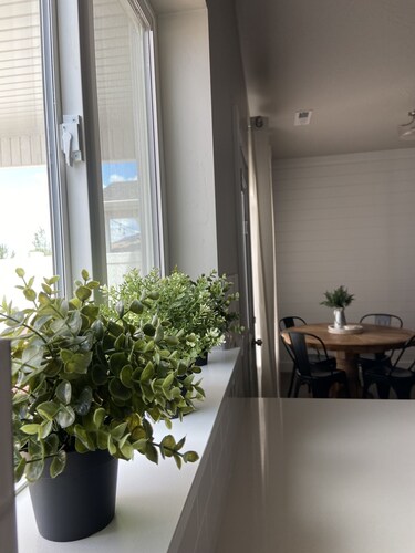 3BR Townhome with Master En-Suite, Workspace Ping-Pong, Fast Wi-Fi, Near Parks