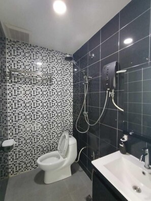 Habitación cuádruple Deluxe | Baño | Ducha y toallas