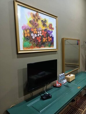 标准三人房 | 办公桌、笔记本电脑工作区、免费 WiFi