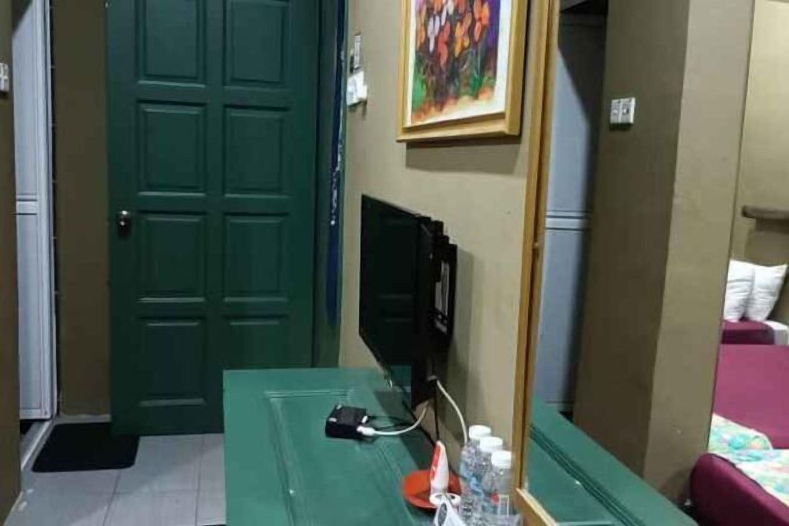 Desk, laptop workspace, free WiFi