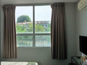 Desk, laptop workspace, free WiFi - Oyasumi Hotel (Kulim)