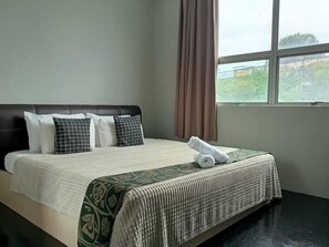 Desk, laptop workspace, free WiFi - Oyasumi Hotel (Kulim)