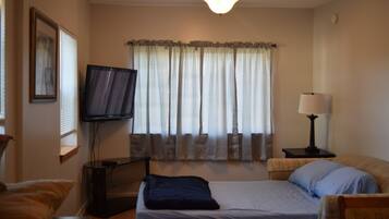 1 室のベッドルーム、デスク、アイロン / アイロン台、WiFi (無料)