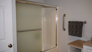 ヘアドライヤー、タオル、石鹸、シャンプー