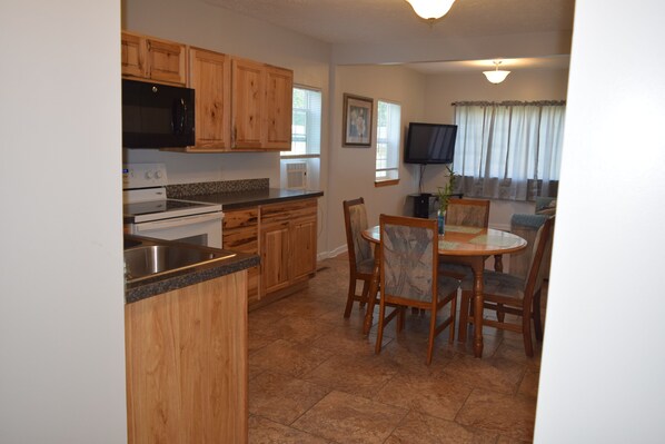 Fridge, microwave, oven, stovetop - Cattaraugus, Your home away from home (Cattaraugus)