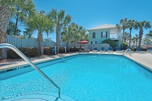 حمّام سباحة مُدفَّأ