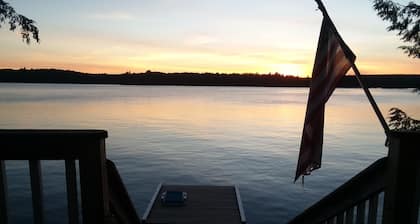 Cozy Cottage on water's edge of Lake Cobbosseecontee