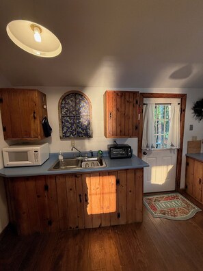 Coffee/tea maker, fridge, microwave, oven - The Little Grey Duck Cottage on Cobbossee Lake (Manchester)
