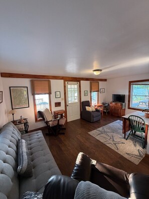 Smart TV - The Little Grey Duck Cottage on Cobbossee Lake (Manchester)