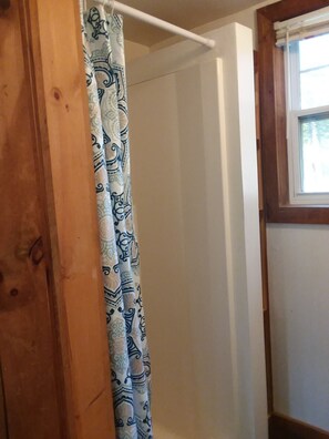 Douche, serviettes fournies, savon, papier toilette
