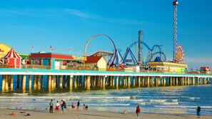 Vlak bij het strand, ligstoelen aan het strand, strandlakens