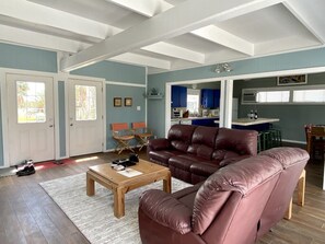 Een smart-tv, een dvd-speler en boeken