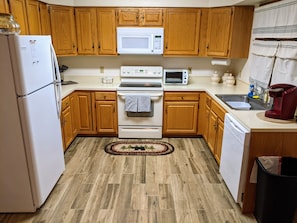 Fridge, microwave, oven, stovetop - Olympic Village Escape (Lake Placid)