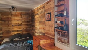2 bedrooms, desk, WiFi (free), bed sheets