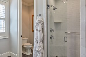 Shower, hair dryer, towels - Luxurious Pet-Friendly Cottage, Private Courtyard with Fireplace & Spa (Bluffton)