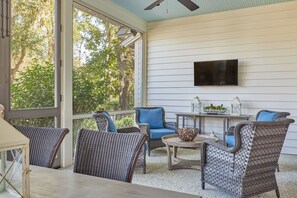 Interior - Luxurious Pet-Friendly Cottage, Private Courtyard with Fireplace & Spa (Bluffton)
