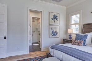 2 bedrooms, WiFi, bed sheets - Luxurious Two Bedroom Cottage, Enchanting Backyard (Bluffton)