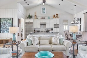TV, fireplace, books, stereo - Luxurious Pet-Friendly Cottage, Private Courtyard with Fireplace & Spa (Bluffton)