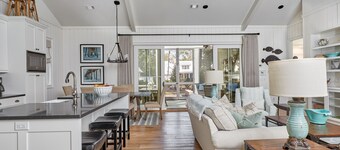 Luxurious Pet-Friendly Cottage, Private Courtyard with Fireplace & Spa