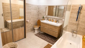 Baignoire, sĂšche-cheveux, serviettes fournies, savon