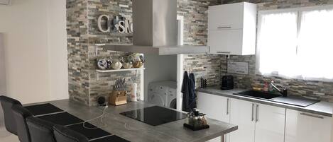 Kühlschrank, Mikrowelle, Ofen, Herdplatte