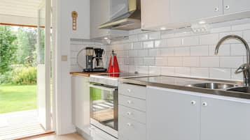 Een koelkast, een oven, een kookplaat, een koffiezetapparaat/waterkoker
