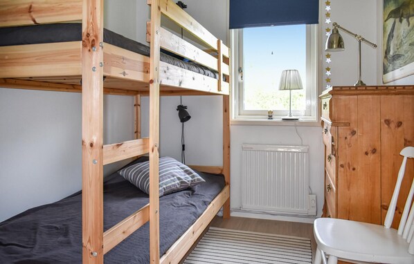 A bunk bed room with a window, radiator, and a small cabinet. - Nice home in Torsby with kitchen (Torsby)