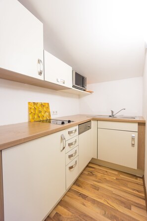 ثلاجة، ميكروويف، موقد طهي مسطح، غسالة أطباق