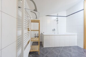 Secador de pelo, toallas, jabón, papel higiénico