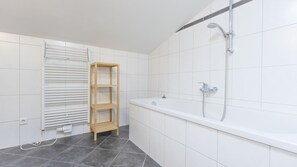 مجففات شعر، مناشف، صابون، ورق حمّام