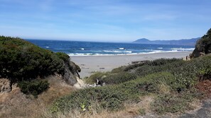 Playa en los alrededores y toallas de playa 