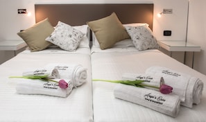 Deluxe Double or Twin Room | Frette Italian sheets, premium bedding, memory foam beds, in-room safe - Angel's Care B&B (Reggio Calabria)