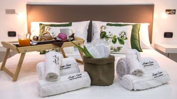Superior-Doppel- oder -Zweibettzimmer | Badezimmerausstattung | Dusche, Regendusche, kostenlose Toilettenartikel, Haartrockner