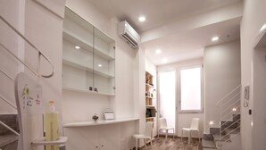 A modern, well-lit hallway with a marble staircase, white walls, and built-in shelves. - Angel's Care B&B (Reggio Calabria)