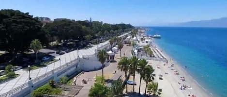 Una spiaggia nelle vicinanze