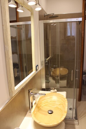 Dusche, Haartrockner, Bidet, Handtücher