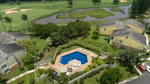 Ein Wohngebiet mit Schwimmbad, Golfplatz und einem Gewässer.