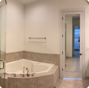 Badewanne, Whirlpool, Haartrockner, Handtücher