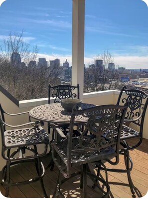 Outdoor dining - Luxury DOWNTOWN/ Mt. Adams SPECTACULAR VIEWS! NO CLEANING FEES!  (Cincinnati)